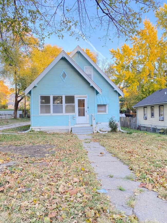 Photo - Move-in special. 3 bed 1 bath with a detached garage and large driveway $1250