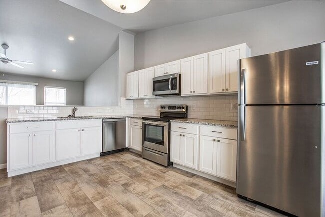 Photo - 910 Maycroft Rd