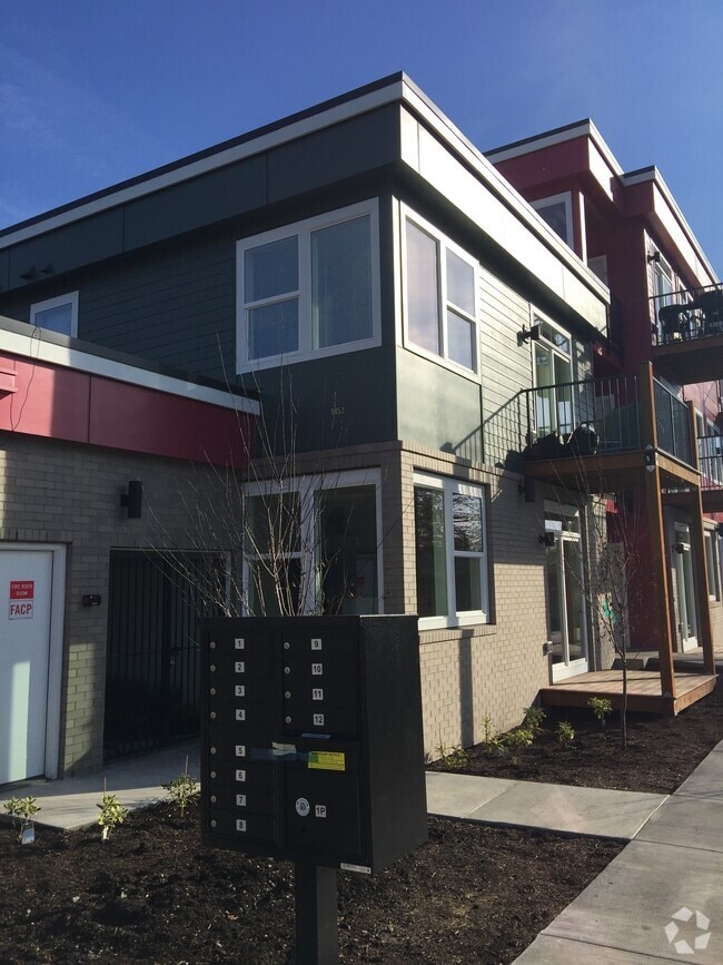 Building Photo - 8852 SE Ellis St Unit 7 Rental