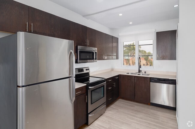 2BR, 2.5BA - 1,284SF - Kitchen - Santa Clara Courts Apartments of Ventura