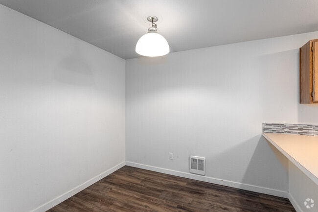 2BR, 1BA - 875SF