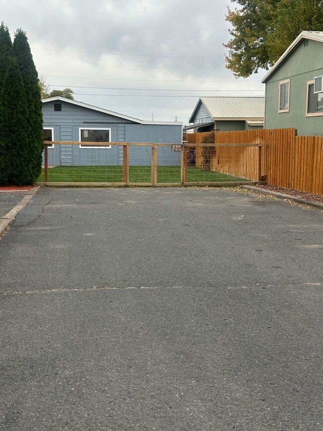 Building Photo - 9441 Maple Dr NE Unit MIL