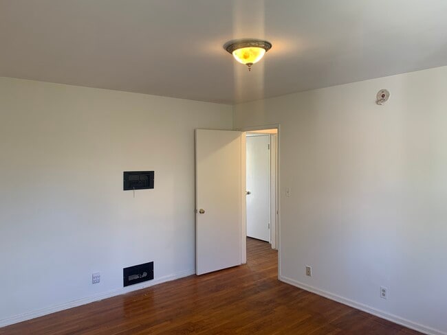 Building Photo - 958 11th St Unit B