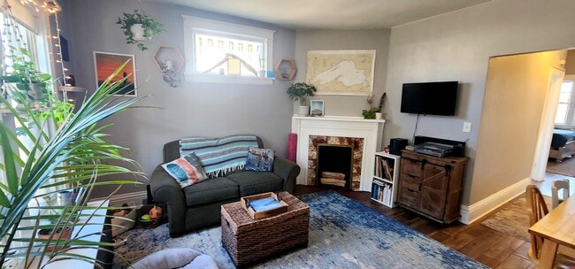 Living Room – Entry View with Decorative Fireplace & Built-In Mantel - 822 E 4th St