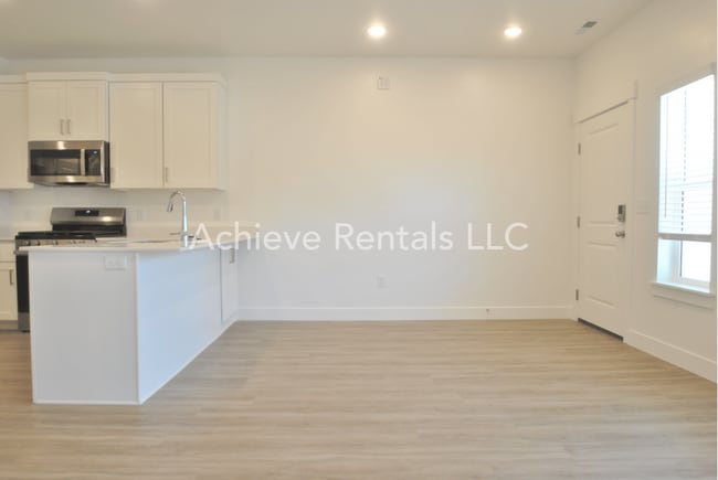 Photo - 208 W 3175 S