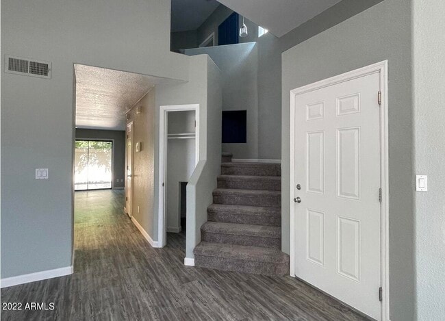 1124 E Rose Ln