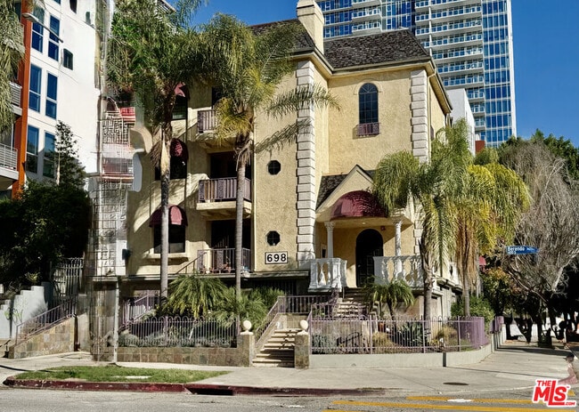 Building Photo - 698 S Berendo St Unit 103