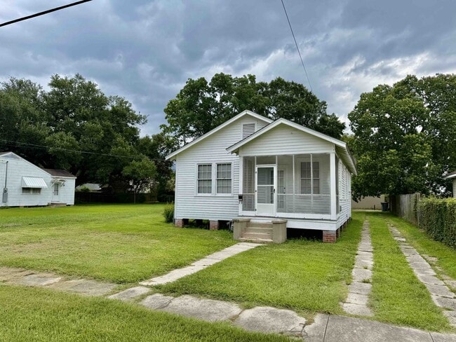 Building Photo - 2554 Zeeland Ave