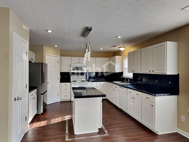 Photo - 586 Hollerman Ln