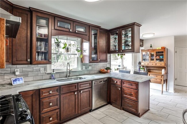 Photo - 800 Glenairy Dr NE