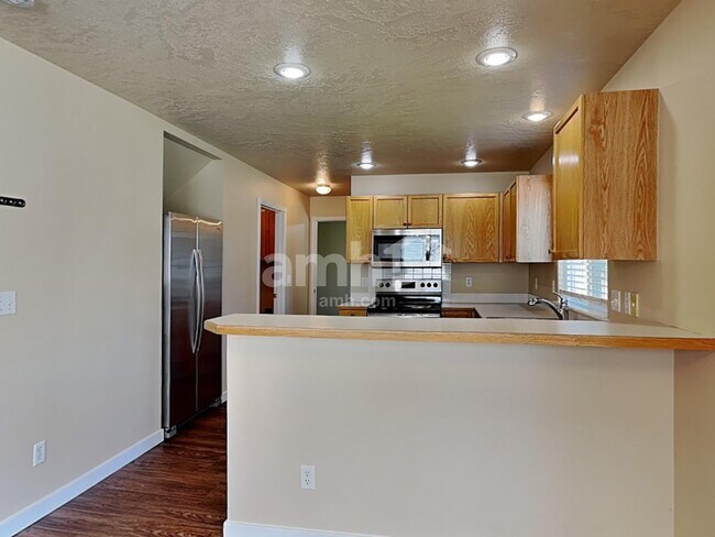 584 N Nebula Ave