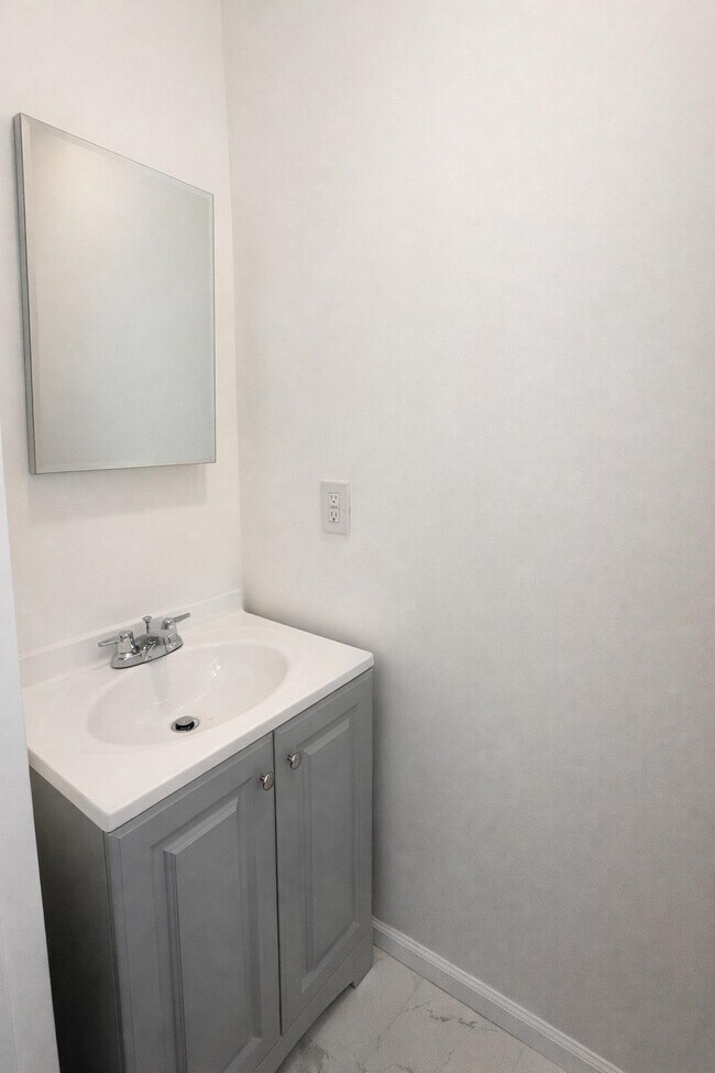 Photo - 391 Delano Pl Unidad 1