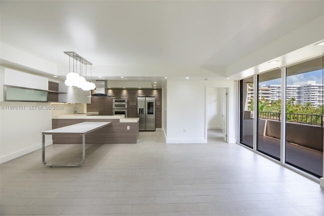 Building Photo - 161 Crandon Blvd Unit 324