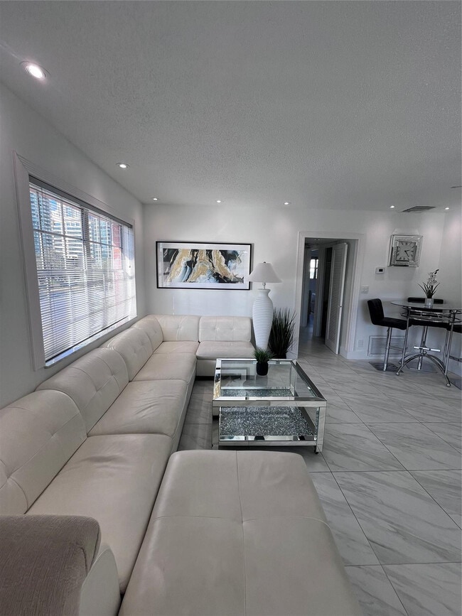 Building Photo - 601 SE 5th Ct Unit 301