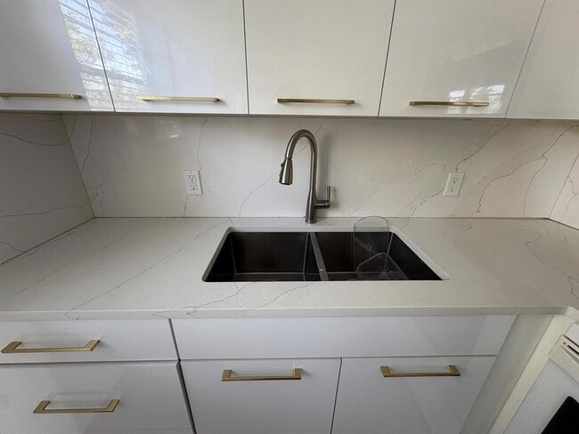 Photo - 244 Sheffield J