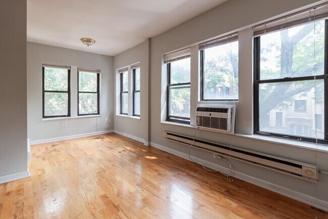 Photo - 3723 N Pine Grove Ave Unit E2