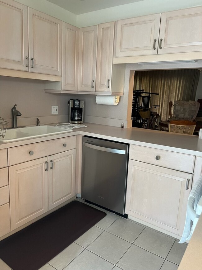 Photo - 372 Palm Dr Unit 4