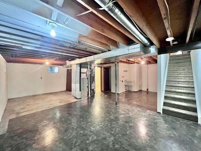 Building Photo - 2 Bedroom/2 Bath Spacious Brick Ranch Styl... Rental
