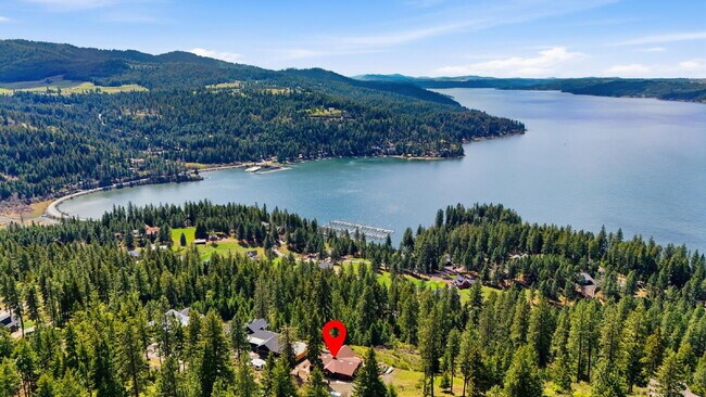 2BR, 2BTH Executive Log Cabin Living Overlooking Carlin Bay on Lake Coeur d'Alene