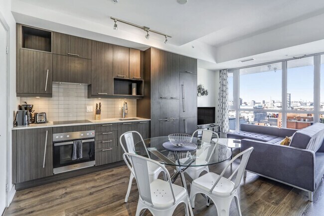 Building Photo - 199 Richmond St W