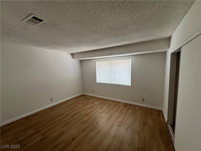 Photo - 4940 Larkspur St