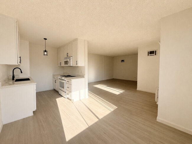 Pisos, pintura y encimeras completamente nuevos. - Western Serrano Ave Apartments