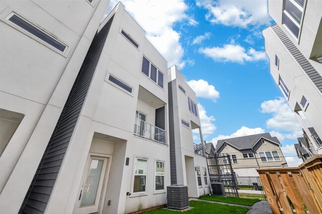 Building Photo - 2114 Engelmohr St Unit B