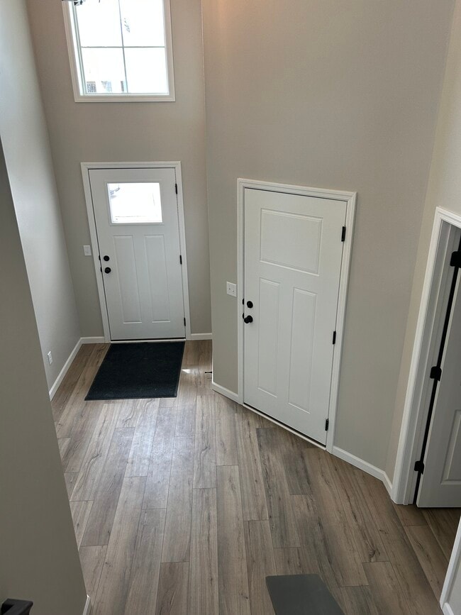 Entrada frontal con armario para abrigos. - 5940 S Coneflower Ave