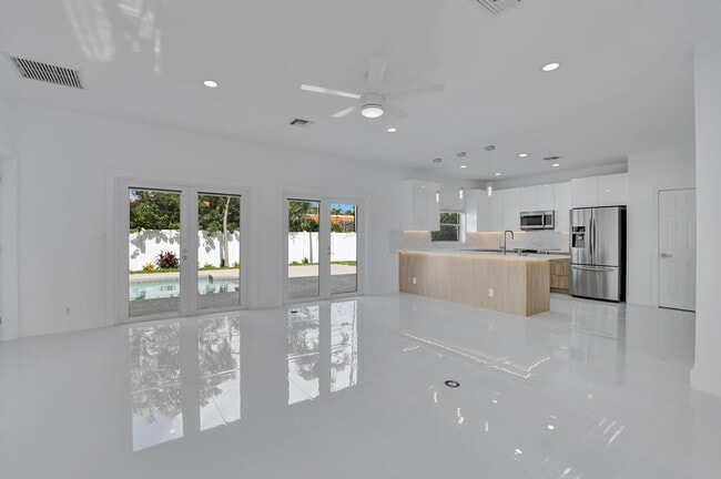Photo - 237 NW 7th St