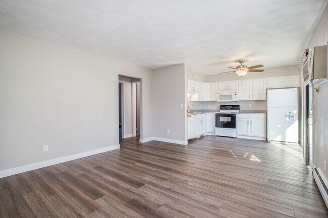 Photo - Newly Remodeled 2bed 1 bath apartment in Urbandale! - Ask about our security deposit alternative! Unit 4