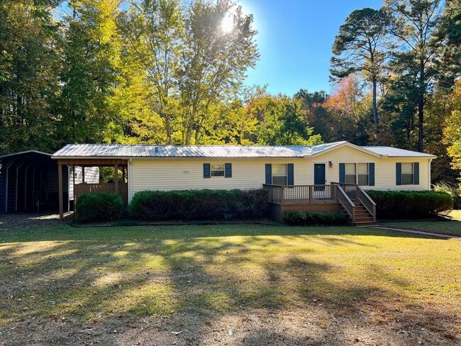 Photo - Fully Furnish with a relaxing LAKE access!
