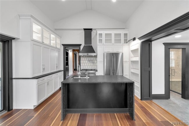 Photo - 9060 Main St