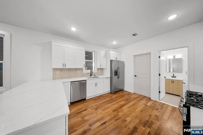 Photo - 319 William St