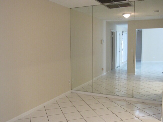 1065 Manor Dr