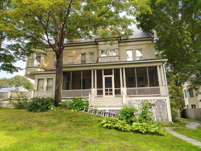 Building Photo - 113 School St Unit 2B