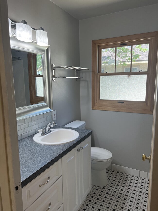 Photo - 1900 W Good St