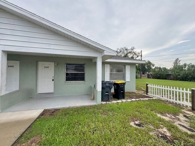 Building Photo - 2555-2559 Elm Ave Unit 2559
