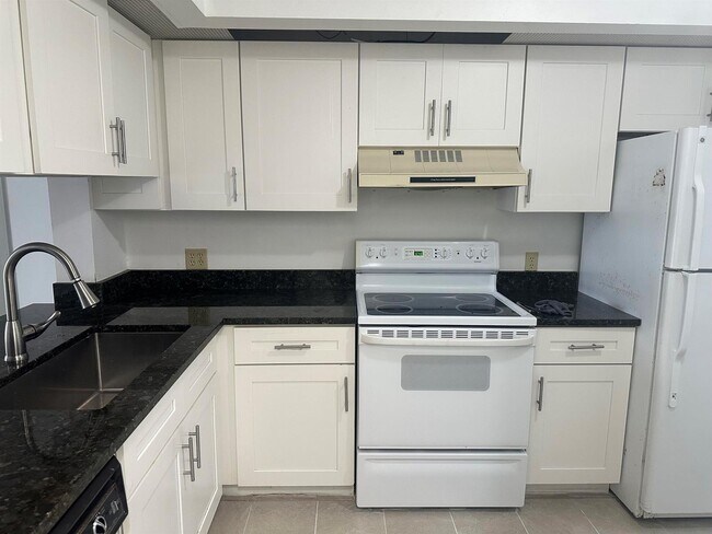 Building Photo - 208 Lake Pointe Dr Unit 108