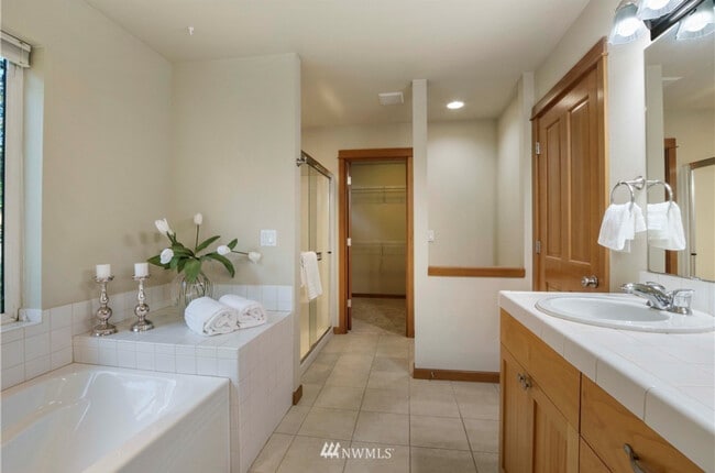 Photo - 16532 Lemolo Shore Dr NE