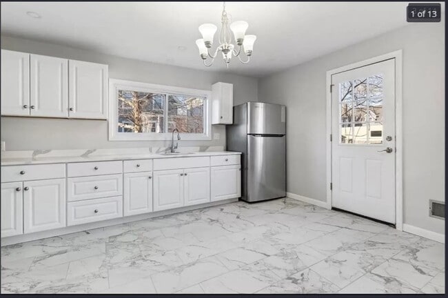 Building Photo - 76 Spencer St