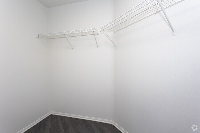 3BR, 2BA - 1,303SF - Walk-In Closet