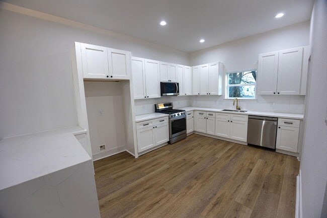 Building Photo - 868 E 35th St Rental