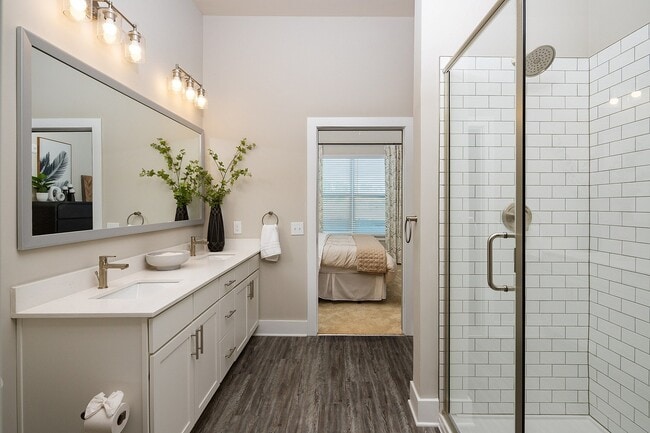 2BR, 2BA - 1,096SF - Bathroom