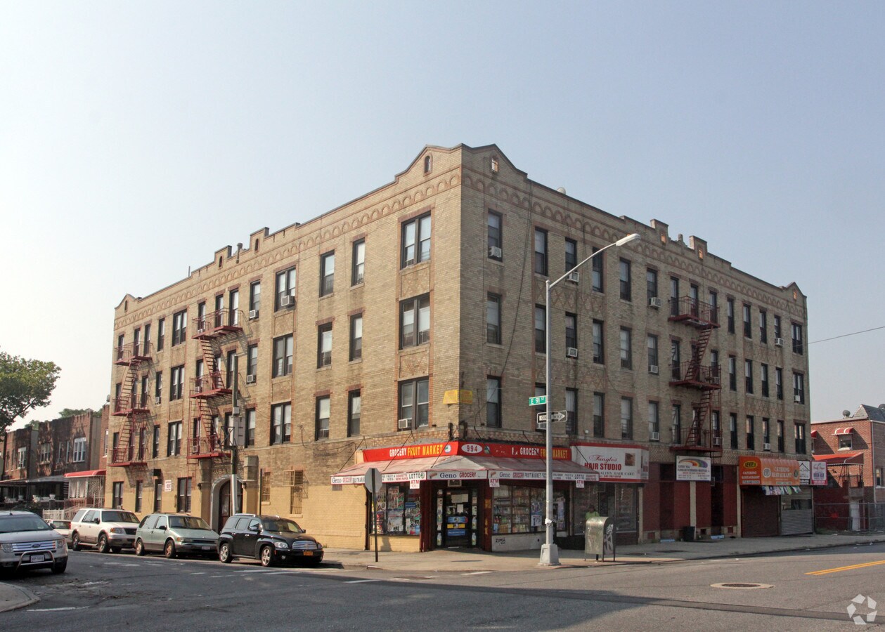 Primary Photo - 984-994 Winthrop St Apartments