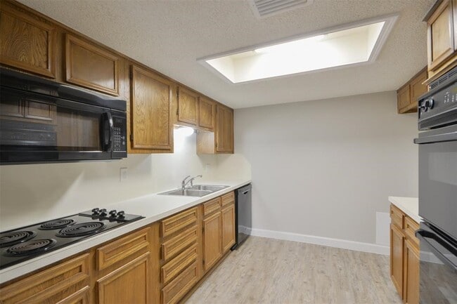 Building Photo - 1326 Town Cir Unit 1