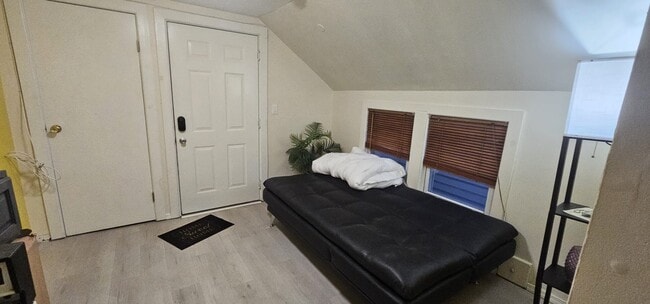 Building Photo - 6 4th Ave Unit #3 Rear apartment