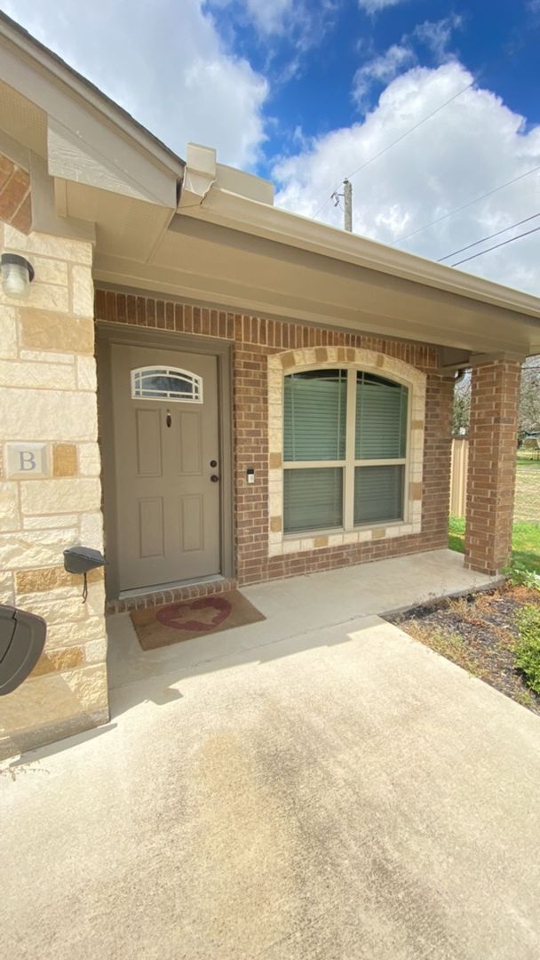 Building Photo - 1806 Seminole Trce Unit B