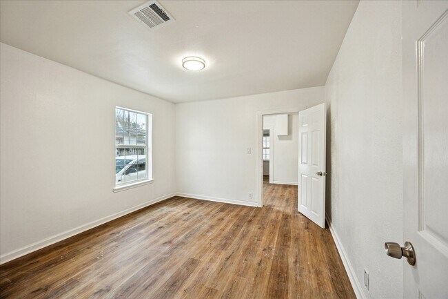 Photo - 1803 Simpson St