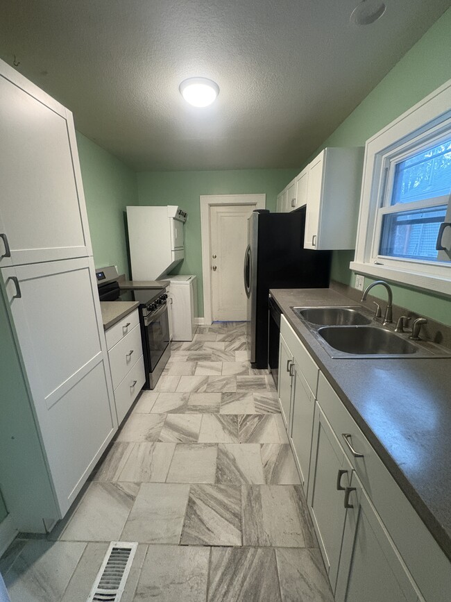 Kitchen - 3904 Charlotte St Unit 3904 Charlotte