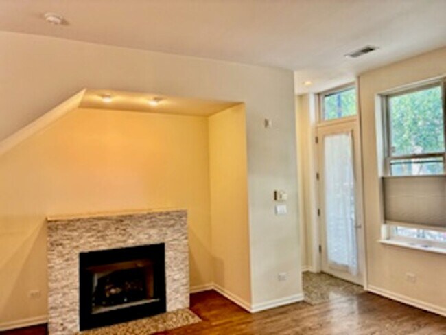 Photo - 917 N Kingsbury St Unit 917 N Kingsbury